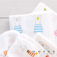 白色二層紗嬰兒毯，上面印有可愛動物圖案，包括穿著藍色條紋衣服的熊、穿著粉色條紋衣服的動物，以及戴著橘色條紋圍巾的兔子和狗。