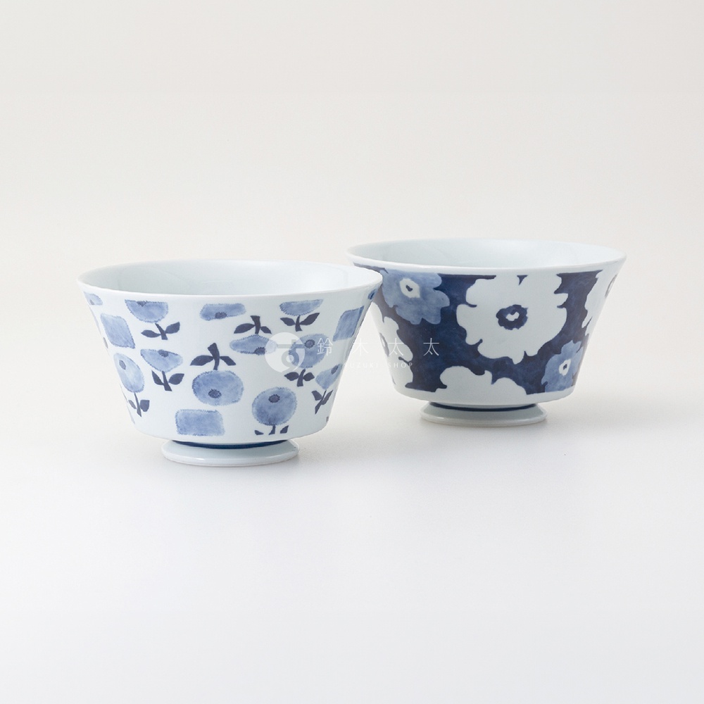 兩個波佐見燒藍花紋兩件式丼飯碗，碗身為白色陶瓷，以不同深淺的藍色手繪花朵圖案裝飾，碗底有圓形底座。