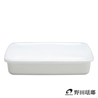 長方形淺型白色琺瑯保存容器（L尺寸），附白色半透明塑膠蓋，容器邊緣圓潤，材質光滑。