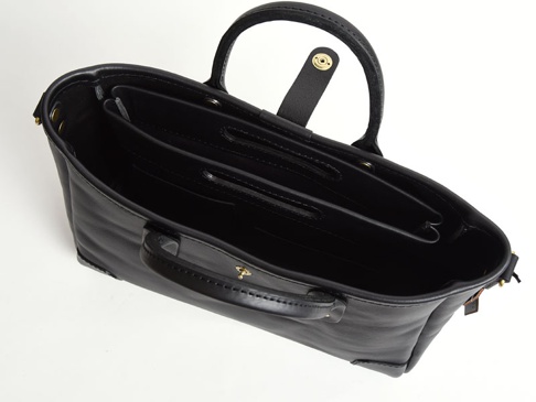 黑色皮革製成的手袋，內部有分隔，配有提把和金屬扣。