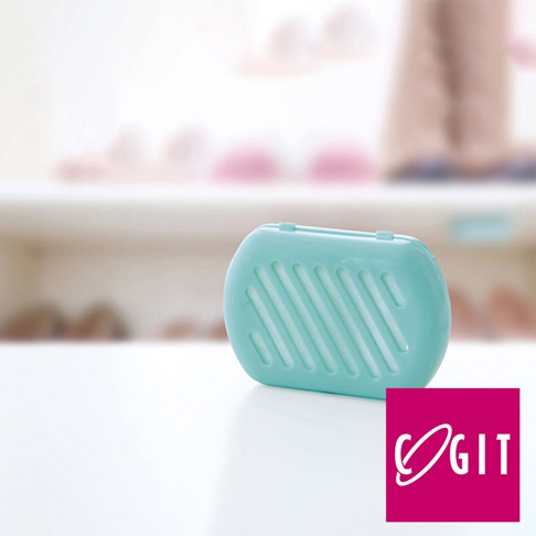 日製長效除臭防霉貼片盒，淡藍色，帶有斜線紋路，材質為塑膠，盒蓋可開合，適用於鞋櫃。