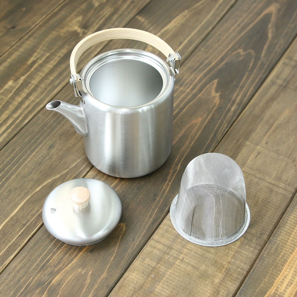 霧面不鏽鋼直筒茶壺，搭配木質提把，附有同材質壺蓋與濾網，整體呈現簡約質感。