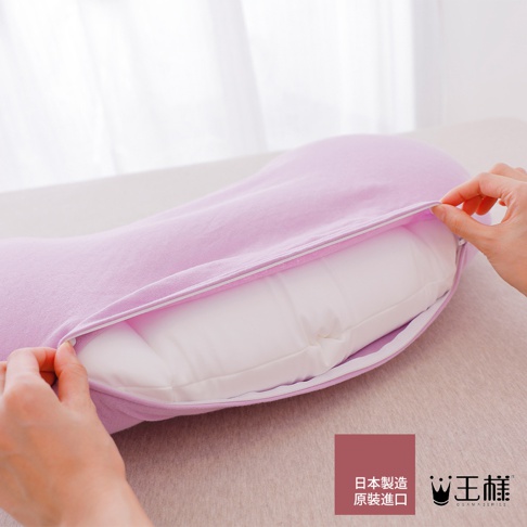 一件淡紫色、帶有拉鍊開口的舒肩枕專屬枕套，枕套內露出白色枕芯。