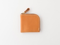 卡其色皮革零錢包，帶有明顯的白色縫線和金色拉鍊頭。