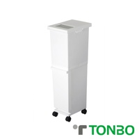 白色雙層分類垃圾桶，頂部有透明開窗，底部裝有四個小輪子，方便移動。