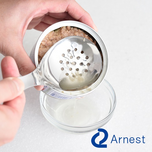 逸品物創 不鏽鋼瀝水湯匙，用於從罐頭中瀝出液體，湯匙帶有圓孔設計，材質為不鏽鋼。