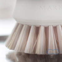 淺米色抗菌刷毛廚房清潔刷，展示其密集且柔軟的刷毛，刷柄為白色，表面有壓印的品牌文字 MARNA。