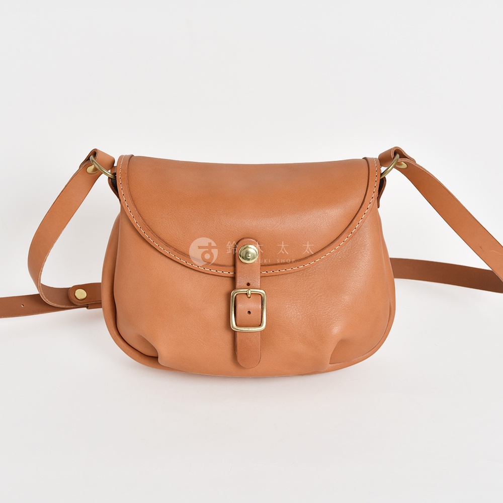 日本HERZ職人手作駝色皮革休閒旅行馬鞍包，配有金屬釦環，簡約設計，適合日常或旅行使用。