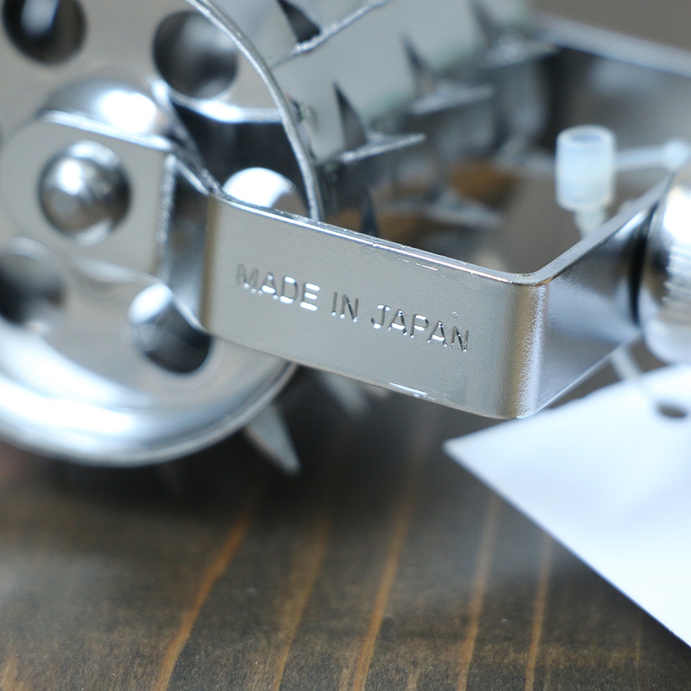 不鏽鋼滾輪斷筋器，表面光滑，帶有「MADE IN JAPAN」字樣，可見滾輪和部分齒狀結構。