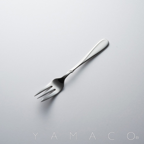 Flora系列不鏽鋼點心叉，細緻的設計，閃耀著金屬光澤。