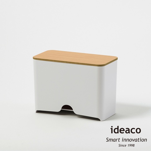 白色方形口罩收納抽取盒，頂部為淺木色原木蓋，側面下方有半圓形抽取開口。