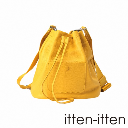 itten-itten 品牌 BOLLA 義大利皮革束口水桶包，鮮黃色，帶有束繩、前置鈕扣口袋和可調節肩帶。