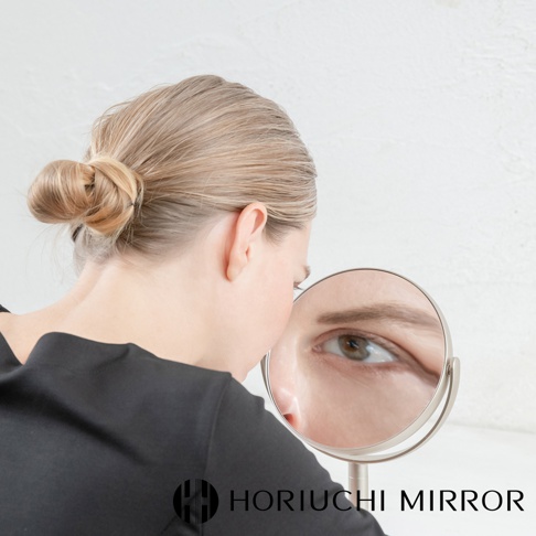 NAPURE 桌上型香檳金化妝圓鏡，7倍放大，鏡面清晰，鏡框為金屬材質，鏡身穩固，適合近距離使用。