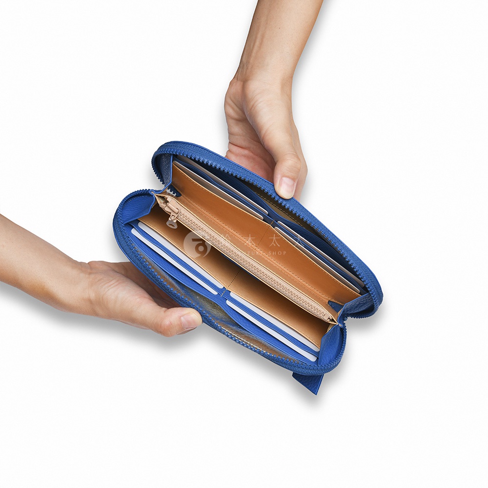 itten-itten BOLLA 義大利皮革圓角長夾 CITE-004，藍色皮革，內部有卡槽和拉鍊袋，由雙手打開展示。