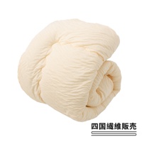 舒芙蕾透氣四季被，中棉款，米白色，表面有細緻的壓紋，蓬鬆柔軟，捲起展示。
