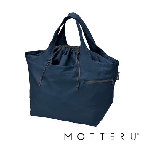 一個深藍色的大容量摺疊環保隨行袋，採用束口設計，前方有一個拉鍊口袋，材質為尼龍，兩個提把。