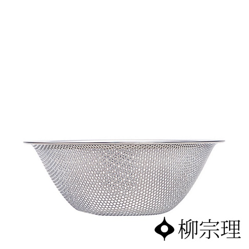 一個金屬質感的不鏽鋼瀝水盆，採用圓錐形盆身搭配細密的圓孔網狀設計，邊緣平整光滑，右下方印有柳宗理品牌標誌，整體呈現極簡且耐用的廚房料理工具風格。