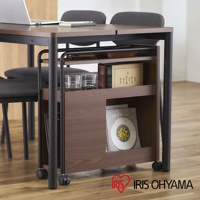 深棕色木紋多功能收納推車，配有黑色金屬支架和輪子，上方層架擺放著兩只玻璃杯、書籍和皮夾，下方則有雜誌和一個小櫃子。