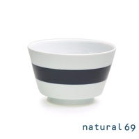 海軍風條紋丼碗，白色碗身搭配寬幅深藍色橫條紋，底部有淺色底座，陶瓷材質。