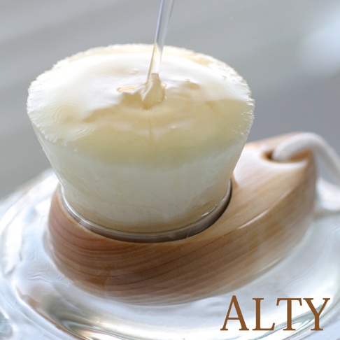 微米美體洗澡長刷的刷毛呈圓柱狀，頂部有水流下，刷柄為木質，帶有掛繩孔。