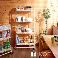 白色金屬框架的 Mash 四層置物多用途收納推車，配有木質層板，上面擺放著玻璃罐裝食材、白色鍋具、碗盤、書籍及酒瓶。推車下方有滾輪。