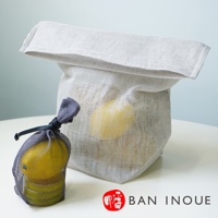 淺灰色蚊帳布製成的開口收納袋，內裝黃色蔬果，前方有一個同材質、附黑色繫繩的灰色小網袋，內裝少量黃色蔬果。