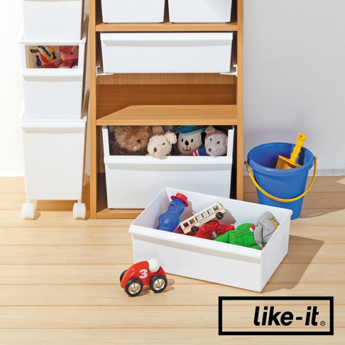 白色寬型塑膠整理收納盒，低款設計，展示於木質層架上，盒內裝有填充玩具。另有帶輪子的同系列收納盒。