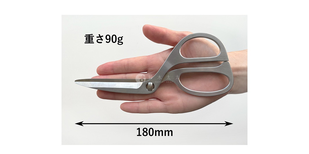 可拆式不鏽鋼萬用料理剪刀，銀色，一體成型設計，刀刃尖銳，握把呈橢圓形，適合右手使用。