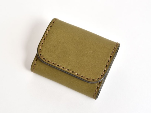 橄欖綠皮革雙折收納零錢包，採用手工縫線，簡潔的設計。