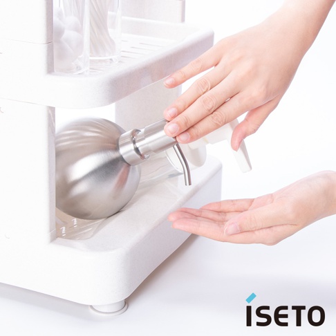 白色三層浴室收納架，附帶一個金屬圓形按壓式分液器，上方層架有透明收納盒，展示雙手正在使用分液器。