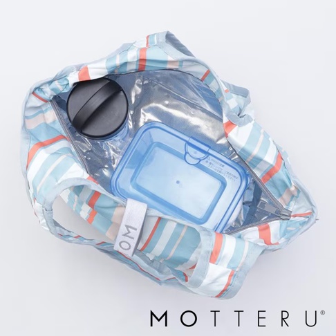 輕時尚摺疊保冷可立托特袋，內含一個黑色保溫瓶和一個藍色長方形保鮮盒。袋子為藍色、白色、橘色條紋圖案，內層為銀色保冷材質，採用拉鍊開合，附有白色織帶標籤。