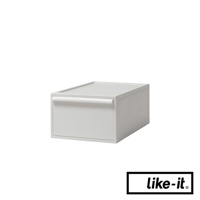 淺灰色可堆疊抽屜式收納箱，塑膠材質，正面有白色長形把手，適合居家收納。