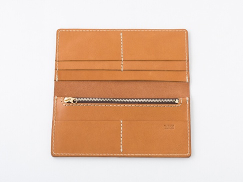 職人手作淺棕色皮革長夾，展開內部，顯示多個卡槽、一個拉鍊零錢袋，以及皮革內部的品牌烙印。