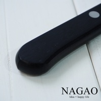 燕三條 VG-10 不鏽鋼水果刀，黑色握柄，特寫展示刀柄末端和一個銀色鉚釘。