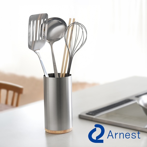 逸品物創不鏽鋼餐具收納筒，銀色金屬筒身搭配木質底座，內含不鏽鋼鍋鏟、湯勺、打蛋器及兩根木筷。