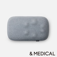 淺灰色布藝肩頸背按摩指壓枕，表面有細緻紋理，圓潤邊角，右下角有黑色的小標籤，標有白色字樣 & MEDICAL。