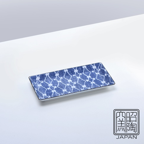 長方形藍染陶瓷烤盤，盤面飾有白色菱形網格圖案，邊緣為黑色。