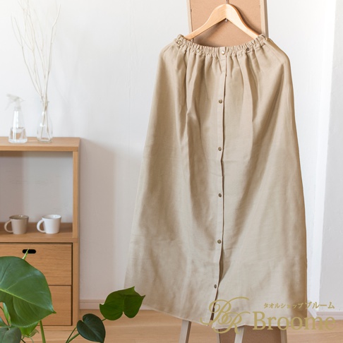 淺卡其色棉紗混紡浴裙，鬆緊腰圍，前襟排扣設計，垂墜感十足。