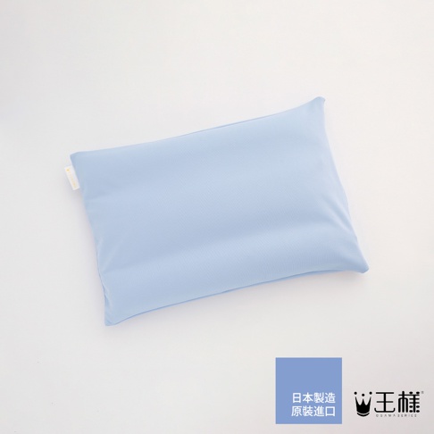 淺藍色的小王子夢枕，表面有細緻的織紋，枕頭左側有一個白色小標籤。