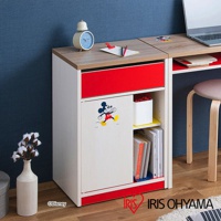 白色木質五格桌邊收納櫃，搭配紅色抽屜及邊框，櫃門飾有米奇圖案，下方為開放式層架，擺放書籍。