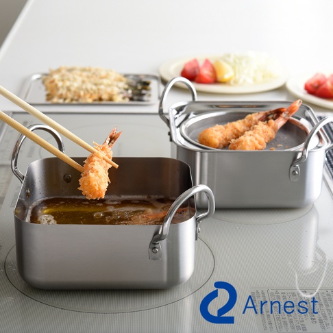 不鏽鋼方型炸物鍋組，鍋身呈現銀色金屬質感，配有兩側把手，其中一個鍋子裝有炸油，筷子夾著一隻裹粉的炸蝦，另一個鍋子內放有濾油網，網上擺放兩隻炸蝦。