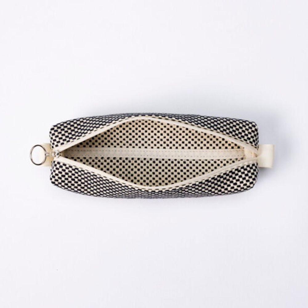 三河木綿刺子織筆袋，黑白格紋外觀，內裡為米白色，拉鍊為米白色，配有銀色拉鍊環及米白色布製拉環。