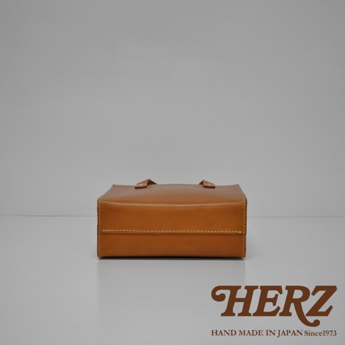 職人手作皮革直式托特包 T-44 XS，深棕色皮革，簡潔方形設計，配有雙提把，側邊及底部有清晰的縫線細節。