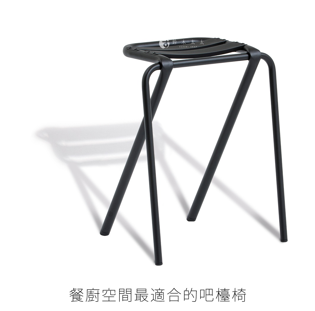 黑色金屬材質低款吧檯椅，椅面為弧形設計，椅腳呈現交叉狀，椅身線條簡潔，整體呈現現代風格。