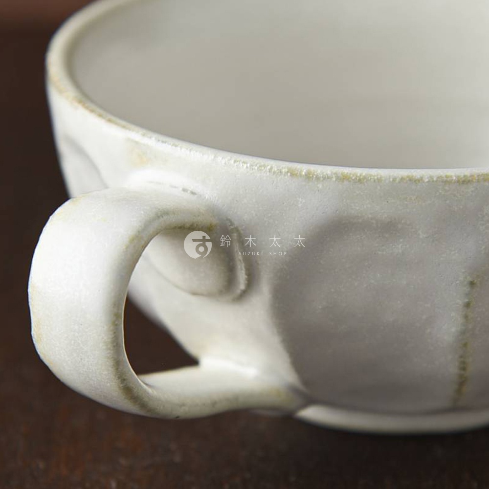 美濃燒六魯粉引湯杯碗，呈米白色，帶有手工製作的紋理和質感，握把設計簡潔，適合盛裝湯飲。
