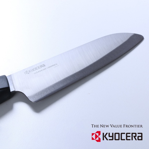 一把16公分黑刃精密陶瓷刀，刀身銀色，印有「KYOCERA advanced ceramics」字樣，搭配黑色刀柄，刀刃有細緻的鋸齒狀。