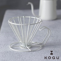 白色極簡鏤空線條設計的日製18-8不鏽鋼咖啡濾杯，線條呈錐形，帶有提把，底部有圓形支撐。