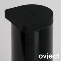 黑色三用保溫瓶，瓶身帶有細緻的閃光顆粒，頂部配有黑色方形帶圓角的瓶蓋，瓶蓋上壓印有品牌標誌。