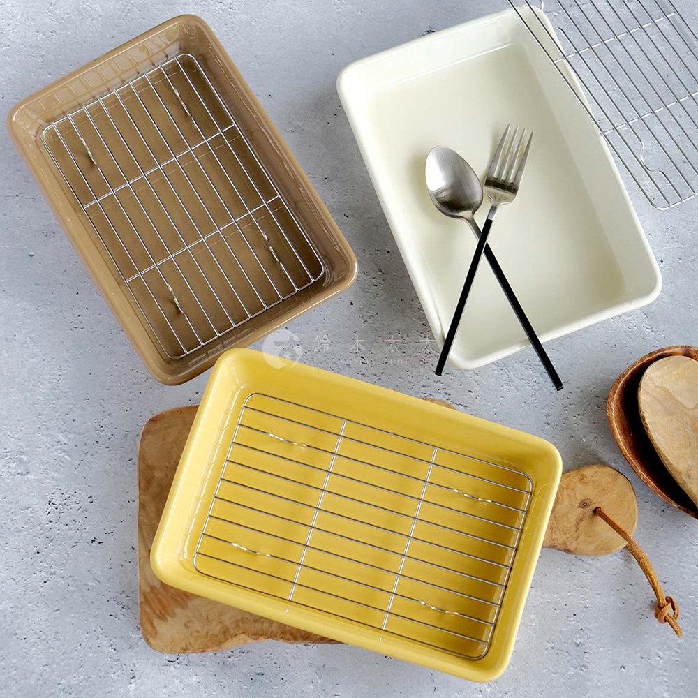 三款美濃燒釉彩萬用長方烤盤，分別為卡其色、奶油白和亮黃色，均搭配銀色金屬網架，造型簡潔，適合各式烘烤料理。