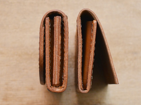 職人手作皮革Organ薄型名片短夾 (GS-49)，展示兩側開闔角度，皮革為棕褐色，質地細緻，縫線清晰。